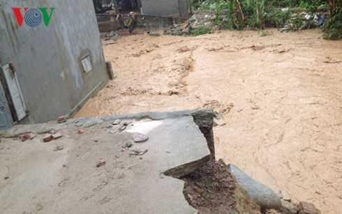 Nước lũ vẫn đe dọa nhà dân hai bên suối Dòn Nước lũ vẫn đe dọa nhà dân hai bên suối Dòn