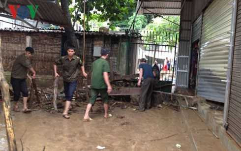 Giúp dân thu dọn sau lũ tại chợ Tông Lạnh Giúp dân thu dọn sau lũ tại chợ Tông Lạnh