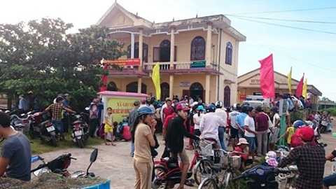 Hàng trăm người dân hiếu kỳ bao vây trụ sở UBND xã Gio Việt Hàng trăm người dân hiếu kỳ bao vây trụ sở UBND xã Gio Việt