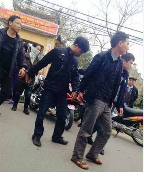 Các đối tượng bị bắt tại đình làng Tiên Đôi Ngoại, xã Đoàn Lập ngày 2/3/2015 Các đối tượng bị bắt tại đình làng Tiên Đôi Ngoại, xã Đoàn Lập ngày 2/3/2015