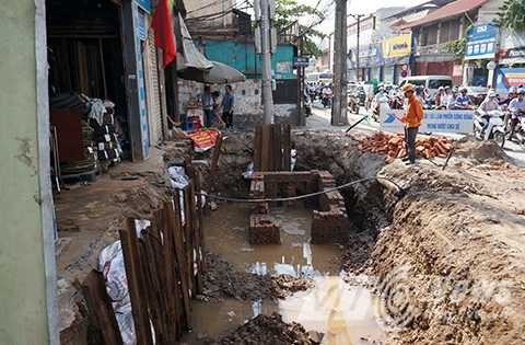 Hố sâu 4m xuất hiện trước cửa số nhà 109 đường Trường Chinh Hố sâu 4m xuất hiện trước cửa số nhà 109 đường Trường Chinh