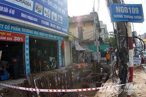 Lo sợ sụt lún móng nhà, cô Nội (chủ cửa hàng 109 Trường Chinh) phải thuê người đóng cọc, nhồi bao cát để tránh sụt lún. Lo sợ sụt lún móng nhà, cô Nội (chủ cửa hàng 109 Trường Chinh) phải thuê người đóng cọc, nhồi bao cát để tránh sụt lún.