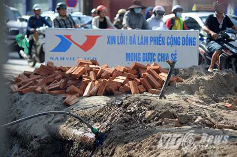 Đoạn đường ống bị vỡ gây chảy lãng phí nước trên đường Trường Chinh Đoạn đường ống bị vỡ gây chảy lãng phí nước trên đường Trường Chinh