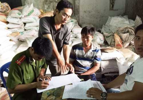 Lực lượng chức năng đang tiến hành lập biên bản xử lý.