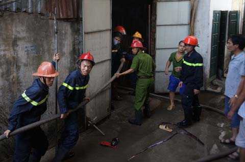 Hàng trăm cán bộ chiến sĩ CS PCCC tích cực dập lửa