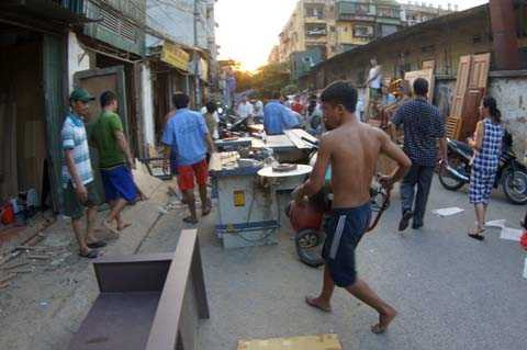 Công nhân của những xưởng gỗ xung quanh nhanh chóng di dời máy móc, bàn ghế khỏi hiện trường Công nhân của những xưởng gỗ xung quanh nhanh chóng di dời máy móc, bàn ghế khỏi hiện trường