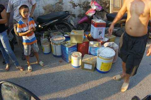 Những thùng chứa vật liệu dễ cháy như keo, sơn, véc ni tại hiện trường đám cháy Những thùng chứa vật liệu dễ cháy như keo, sơn, véc ni tại hiện trường đám cháy