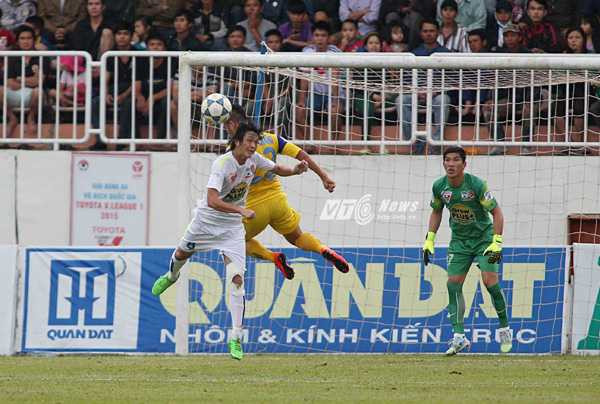 Tuấn Anh đá trung vệ