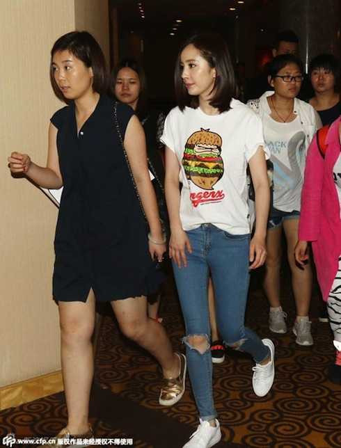 Dương Mịch trẻ trung xuất hiện tại sự kiện.