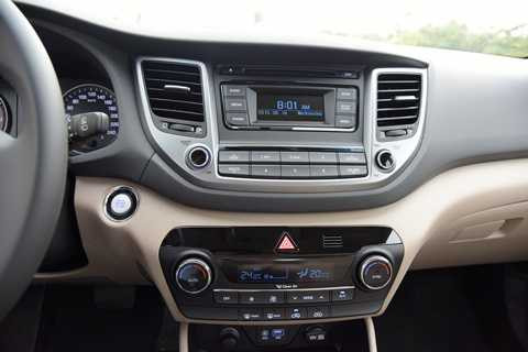 Tucson 2016 sở hữu hệ thống điều hòa tự động 2 vùng độc lập cùng của gió hàng ghế sau. 