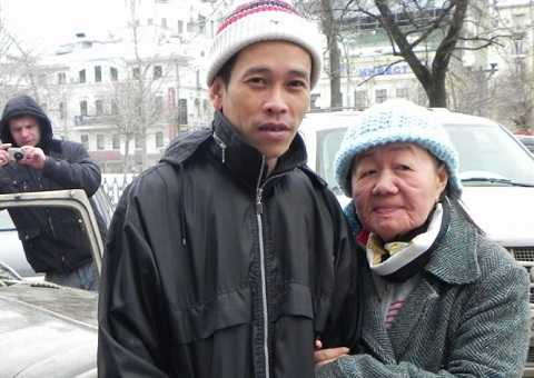 Vợ chồng anh Tuyển chị Phượng chụp hình lưu niệm trong thời tiết giá rét ở Matxcơva năm 2013 - Ảnh: Q.Trung Vợ chồng anh Tuyển chị Phượng chụp hình lưu niệm trong thời tiết giá rét ở Matxcơva năm 2013 - Ảnh: Q.Trung