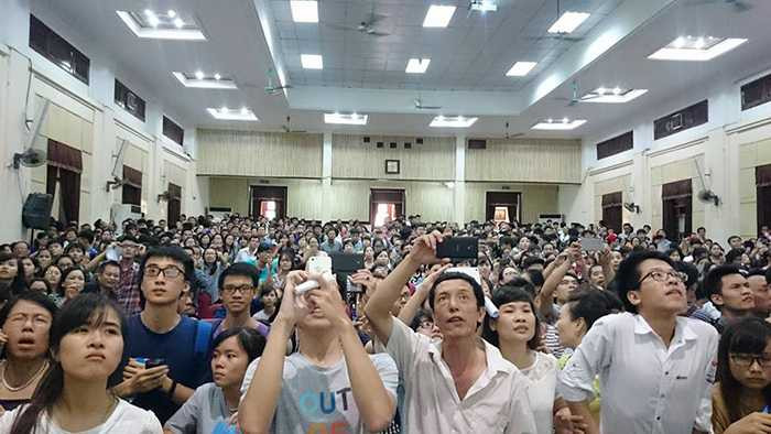 Thí sinh và người nhà lo lắng, căng thẳng trong ngày cuối của đợt xét tuyển nguyện vọng 1 (Ảnh: Phạm Đức Minh)