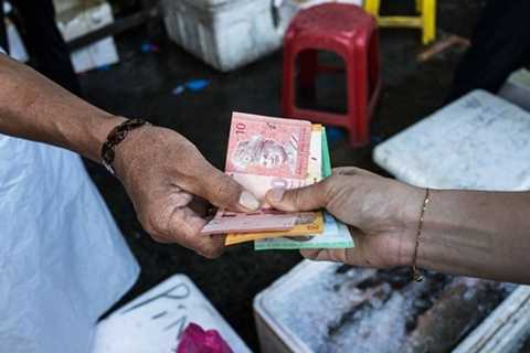 Ringgit Malaysia là một trong những đồng tiền đang chịu áp lực giảm giá mạnh. Ảnh: Business Times