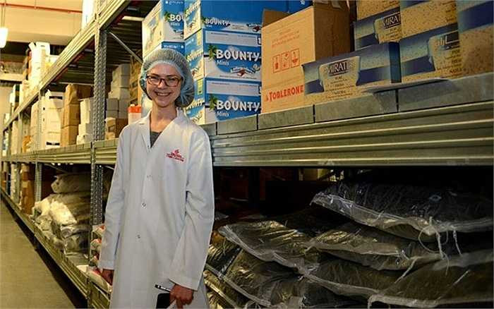 Kể từ khi thành lập năm 2007, Emirates Flight Catering đã sản xuất tới 292 triệu suất ăn. Trung bình mỗi ngày 150.000 suất ăn được phục vụ trên các chuyến bay, riêng mùa cao điểm lên tới 175.000 suất. Tại Emirates Flight Catering, hầu như tất cả đồ ăn trên các chuyến bay của hãng Emirates đều được thực hiện ở đây.