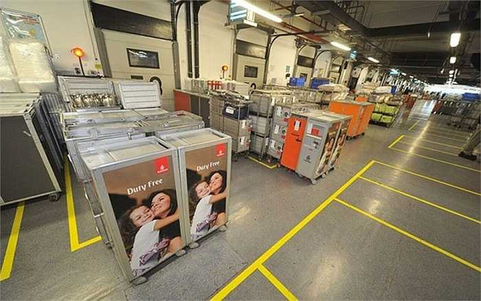 Trước khi phục vụ hành khách, các tiếp viên phải được hướng dẫn cụ thể về cách xử lý. Cơm trong sushi có thể bị khô khi mới lấy ra từ ngăn lạnh, vì vậy tiếp viên phải lấy ra 30 phút trước khi phục vụ. Trong khi đó, rau quả phải cho vào đá lạnh để giữ độ giòn. Về việc xử lý rác thải, các loại hộp nhựa, giấy nhôm, dầu có thể tái chế, còn thức ăn thừa được đổ bỏ.