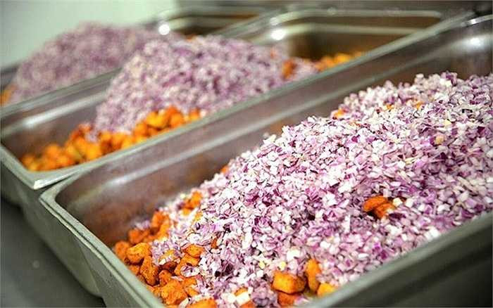 Hãng Emirates có tổng cộng 451 thực đơn khác nhau, thay đổi theo tuyến đường, mùa và khẩu vị của khách hàng.