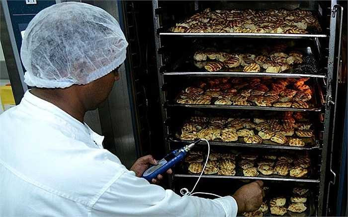 James Griffith, trợ lý phó chủ tịch Emirates Flight Catering giải thích tại sao khu vực sản xuất được phân loại theo vị trí địa lý: 'Hành khách phương tây thì thích thịt là chủ yếu, còn các tuyến phương đông thì chuộng cơm hơn'.