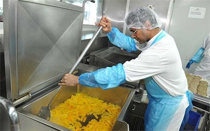 Việc chế biến đồ ăn bắt đầu 5 ngày trước chuyến bay khi thực phẩm đông lạnh được phân bổ. Một ngày trước đó, các nhóm tiến hành chuẩn bị và chia phần. Tất cả các suất ăn được đóng hộp từ 12-18 giờ trước chuyến bay.