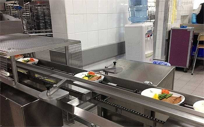 Các suất ăn được tải qua băng chuyền, 25 suất ăn chạy trong một phút. 