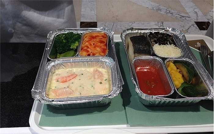 Tất cả các suất ăn đều được nấu và đóng hộp từ mặt đất rồi hâm nóng trên máy bay trước khi phục vụ hành khách.