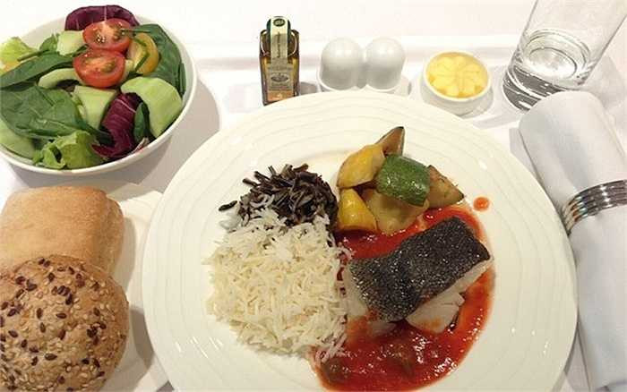 Trong phòng chuẩn bị khay ăn, các loại dao, nĩa, bình trà… nằm la liệt khắp nơi. Cứ mỗi giờ đồng hồ, 1.000 suất ăn hạng phổ thông được đóng hộp bởi một nhóm nhân viên nữ người Philippines. Nhà máy này có tổng cộng 4.200 nhân viên. Các hộp đồ ăn sau đó được mang xuống tầng dưới cùng các loại chăn, hộp nước hoa quả, bình trà kim loại… để chuyển lên máy bay.