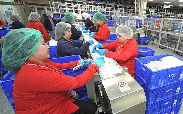 Do Dubai là thành phố sa mạc, khoảng 80% nguyên liệu được nhập khẩu, dưa hấu nhập từ Iran hay Lebanon, rau diếp nhập từ Ả rập Saudi, tôm hùm từ Canada, còn gà nhập từ Brazil. Cá hồi được nhập khẩu từ Nauy, còn 6 loại cà chua được nhập từ nhiều nơi khác nhau, bao gồm Jordan và California.