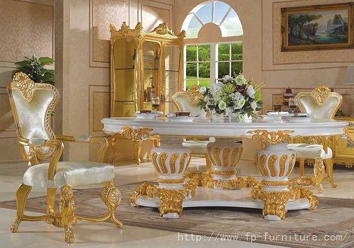 Đồ nội thất dát vàng được chế tác cầu kỳ và vô cùng tỷ mỹ nhờ bàn tay của những người thợ thủ công. Trong ảnh là một bộ bàn ghế dát vàng tượng trưng cho sự giàu sang, quyền lực được nhiều đại gia lựa chọn để bày trí trong nhà. 