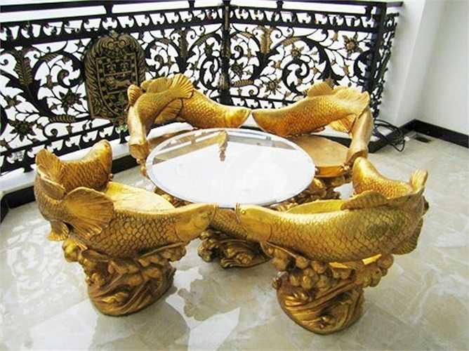 Bộ bàn ghế dát vàng hình cá là món đồ nội thất ấn tượng trong nhà đại gia. 