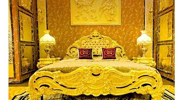 Để có một giấc ngủ như ông hoàng, các đại gia sẵn sàng chi hàng trăm triệu để sắm chiếc giường dát vàng kiểu vua chúa. 