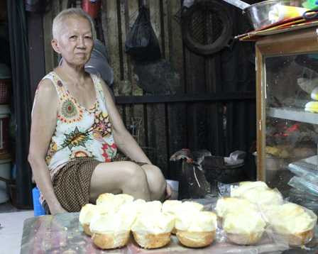 Bà Kiu chuẩn bị bánh thửng để chồng đi bán. Bà Kiu chuẩn bị bánh thửng để chồng đi bán.