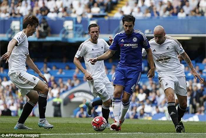 Ở Arsenal 8 năm từ 2003 đến 2011, sau đó là Chelsea từ 2014 đến nay, Fabregas tổng cộng đã chơi bóng 10 năm ở Premier League