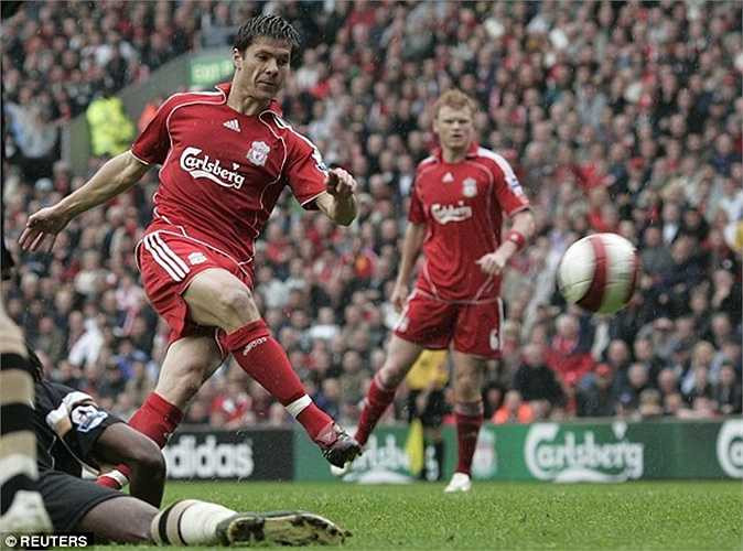 Xabi Alonso cũng chơi bóng ở Liverpool 5 năm từ 2004 đến 2009, trước khi chuyển đến Real Madrid