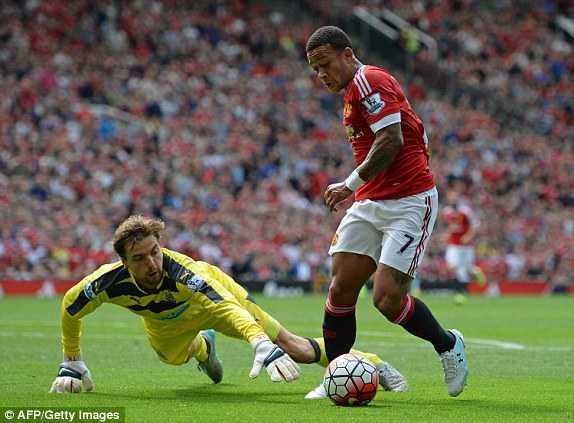 Memphis Depay bỏ lỡ cơ hội ghi bàn