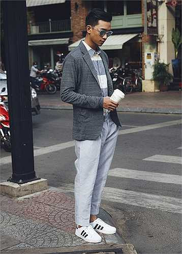 Diện một chiếc quần tây ống ngắn kết hợp với áo thun hoặc sơ mi và giầy thể thao với tông màu hài hòa, các chàng trai sẽ ghi điểm ngay nhờ gu ăn mặc đơn giản mà không đơn điệu.
