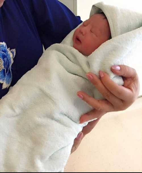 Bé trai nặng 3,1kg và rất kháu khỉnh.