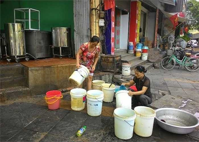 Nhiều ngày nay, tình trạng mất nước sạch đang khiến người dân Hà Nội khốn đốn, mọi sinh hoạt bị đảo lộn. Tình trạng mất nước nghiêm trọng hơn sau sự cố vỡ đường ống dẫn nước sông Đà ngày 13/8.