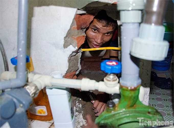 Nhiều gia đình phải nghĩ 'kế' để đối phó với tình trạng thiếu nước liên tục. Trong ảnh, một người thợ đang đục tường, khoan giếng cho người dân ở khu vực Mỹ Đình.