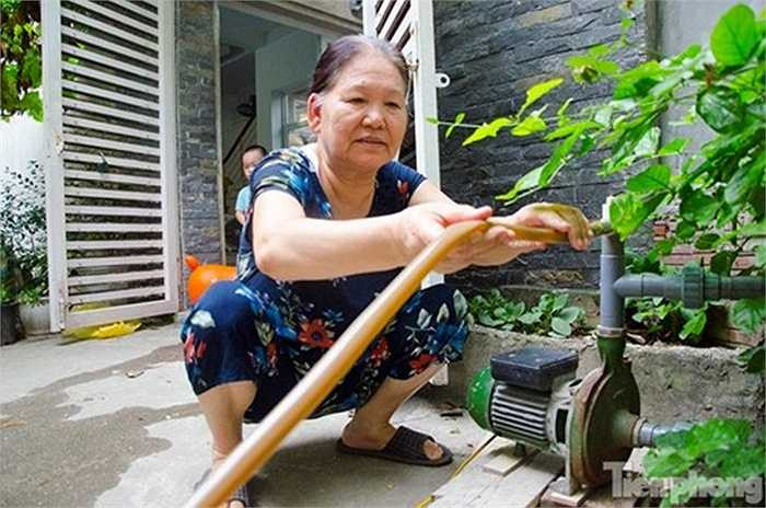 Những chiếc giến khoan nhiều năm không sử dụng trở nên hữu hiệu khi Hà Nội đang 'khát' nước trầm trọng. 