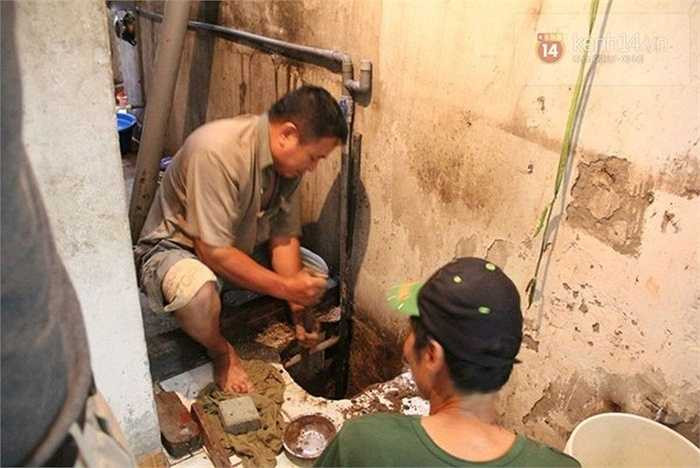 Cảnh khoan giếng không còn hiếm ở Hà Nội trong những ngày vừa qua.