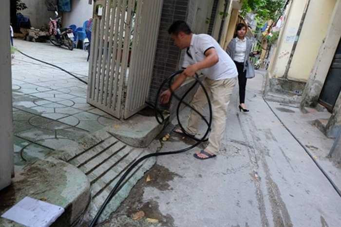 Thậm chí, nhiều người dân phải đầu tư thêm vòi để xin nước giếng khoan từ nhà hàng xóm. Nhiều hộ dân cùng dùng chung nước từ giếng khoan, chia sẻ từng xô nước.