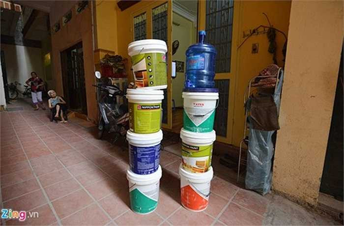 Do tình trạng mất nước kéo dài, người dân chuẩn bị xô chậu để tích nước, đi xin nước ở những khu vực khác.