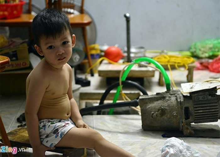 Nhiều gia đình chia sẻ, số nước ít ỏi chỉ dám dùng tắm cho trẻ con. Người lớn phải 'nhịn' tắm dành nước cho việc nấu nướng hằng ngày.