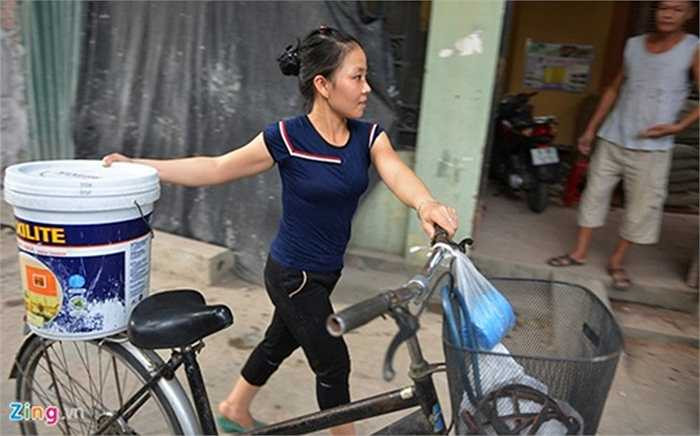 Người dân dùng xe đạp đi xin nước từ khu vực khác.