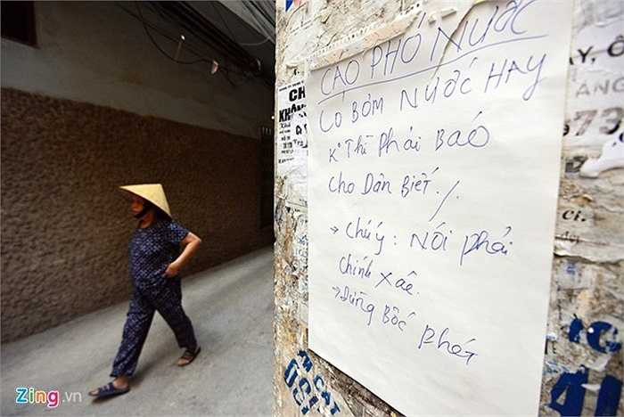 Người dân dán 'cáo phó nước' tại ngõ phản ánh tình trạng mất nước kéo dài và yêu cầu cơ quan chức năng cấp nước cho người dân sinh hoạt.
