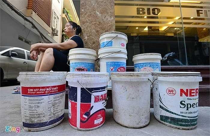 Chuẩn bị sẵn thùng chờ đợi xe chở nước đến.