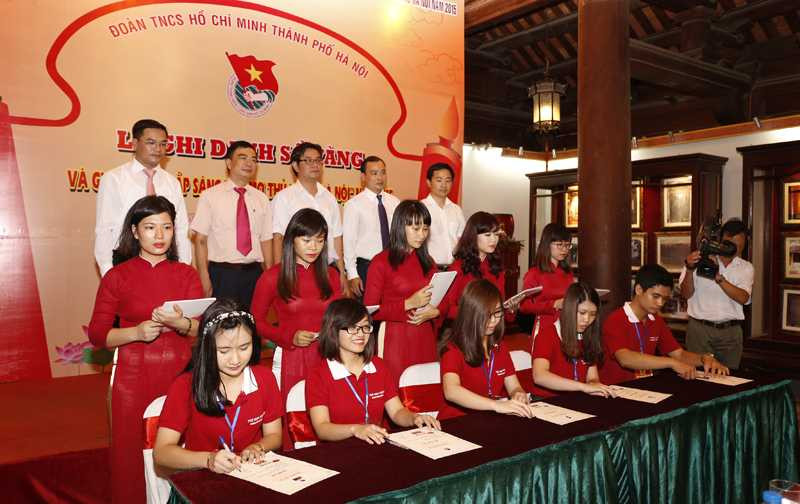 98 thủ khoa xuất sắc ghi danh sổ vàng tại Văn miếu