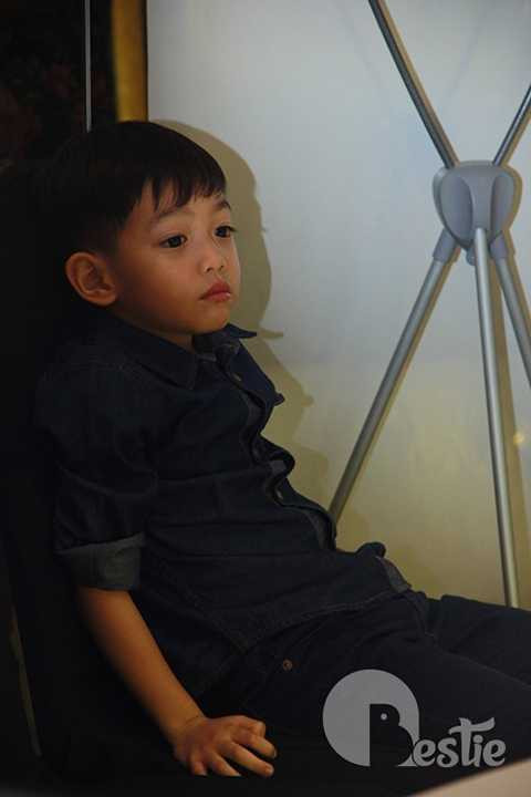 Bé Subeo tháp tùng Hồ Ngọc Hà tại sự kiện.