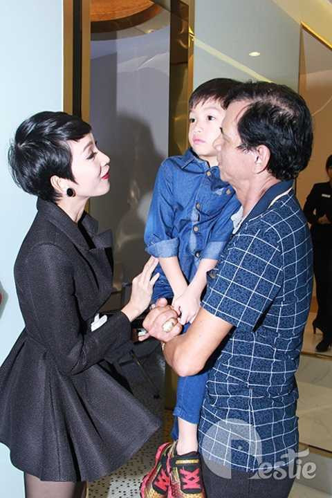 Tuy trời đã khuya nhưng bé Subeo vẫn kiên quyết chờ mẹ Hà hoàn thành công việc rồi về chung.