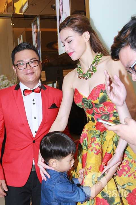 Ngay khi gặp Hồ Ngọc Hà, Subeo liên chạy đến ôm chầm và dành cho mẹ những cử chỉ ngọt ngào.