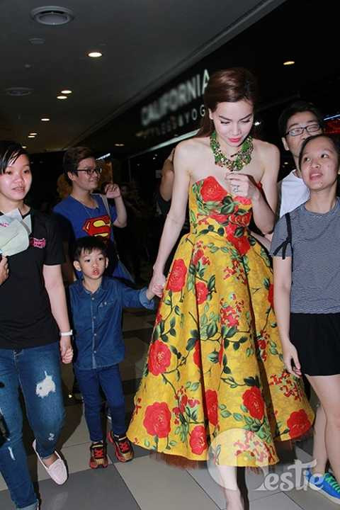 Hồ Ngọc Hà và Subeo được fan bảo vệ ra đến tận xe.